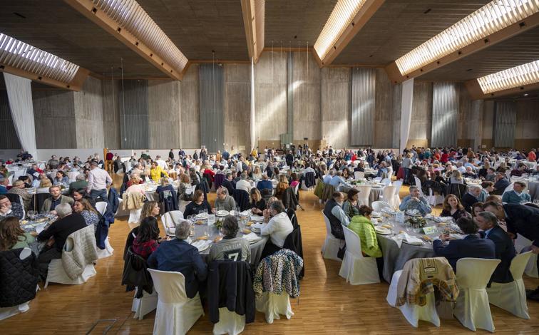 Imagen principal - Imágenes del homenaje a Gochicoa que se celebra este domingo en el Palacio de Exposiciones. Abajo el presidente Miguel Ángel Revilla y un abrazo al director general de Transportes y candidato a la alcaldía de Santander, Felipe Piña