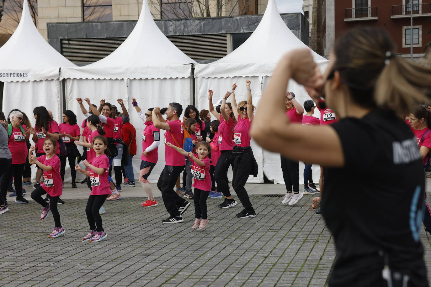 Un momento de la clase de baile al aire libre.