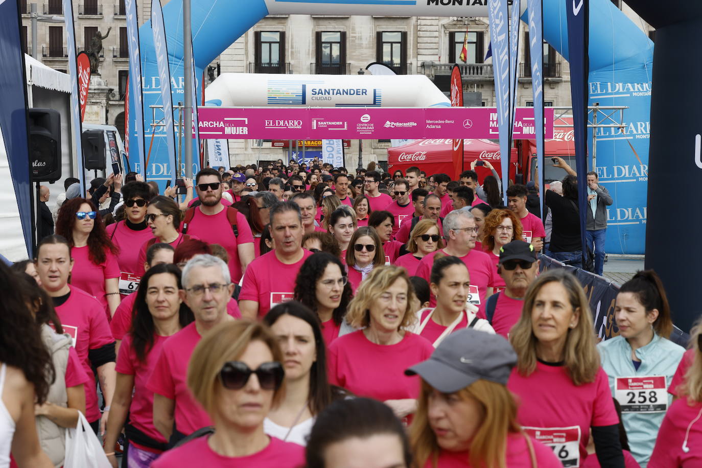 Los participantes recorrían 4,5 kilómetros, hasta la rotonda de Los Peligros, y de ahí, vuelta hacia los Jardines de Pereda.