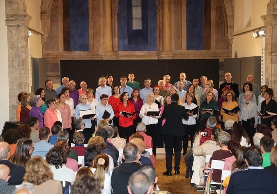 Un momento de la actuación conjunta de la Coral de Liébana y la Coral Ice Singers.