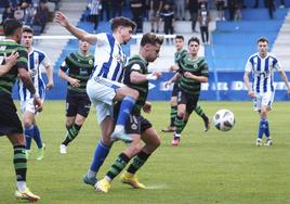 Dani Álvarez, de la Gimnástica, y Delgado, del Rayo Cantabria, luchan por el balón en el encuentro en El Malecón.