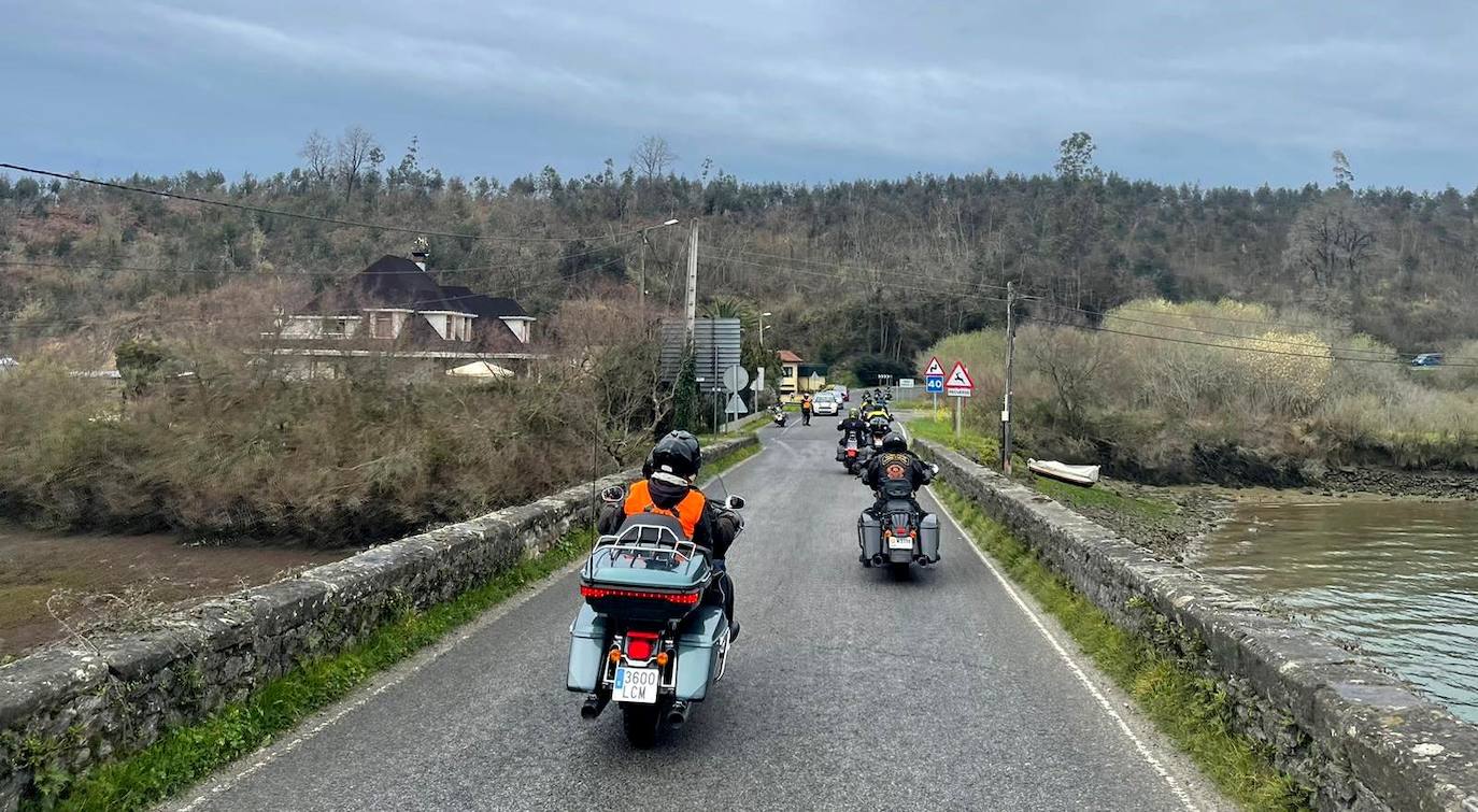 Las motos hicieron un recorrido por la costa oriental de la región hasta Laredo. 