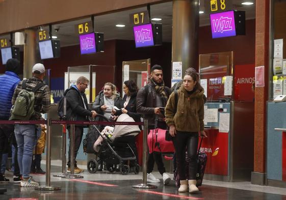 Pasajeros junto a los mostradores del aeropuerto.