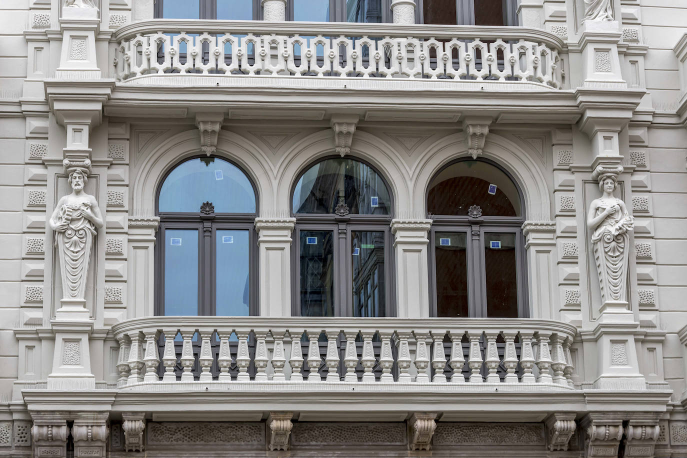 El estudio de Cruz y Ortiz ha reinterpretado muchos elementos de fases anteriores del edificio. En el interior, aún oculto, se ha procedido a restaurar el patio central.