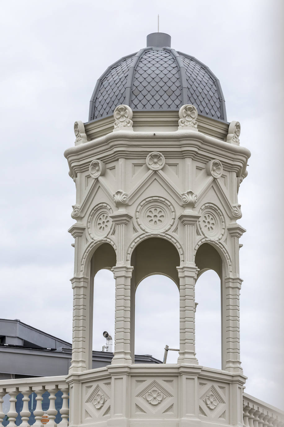 Los cuatro torreones de más de 20 toneladas de peso cada uno fueron bajados usando una estructura auxiliar para poder realizar la cubierta para luego volver a ser izados y ubicados en su posición original.