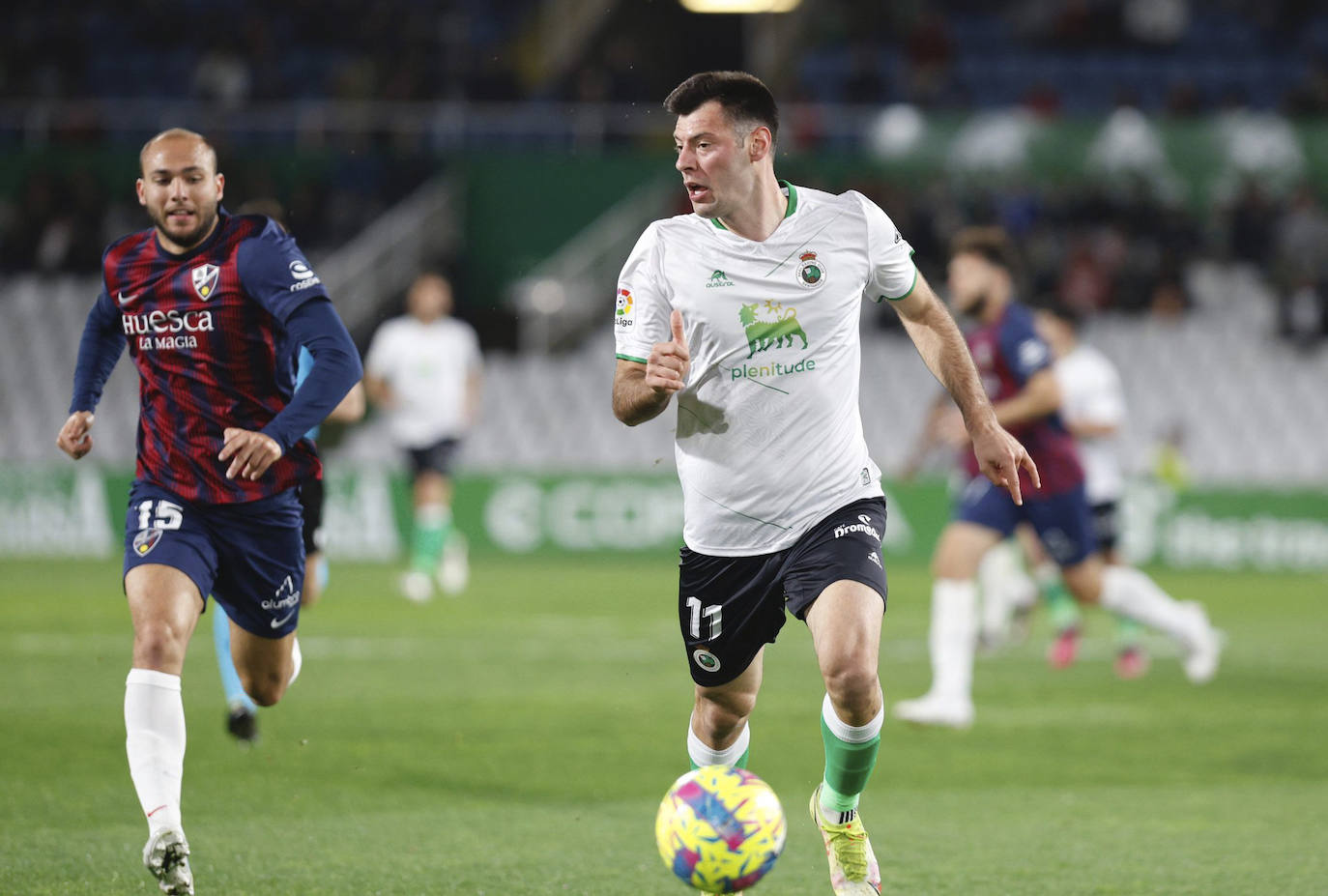 Roko Baturina controla un balón ante Blasco.