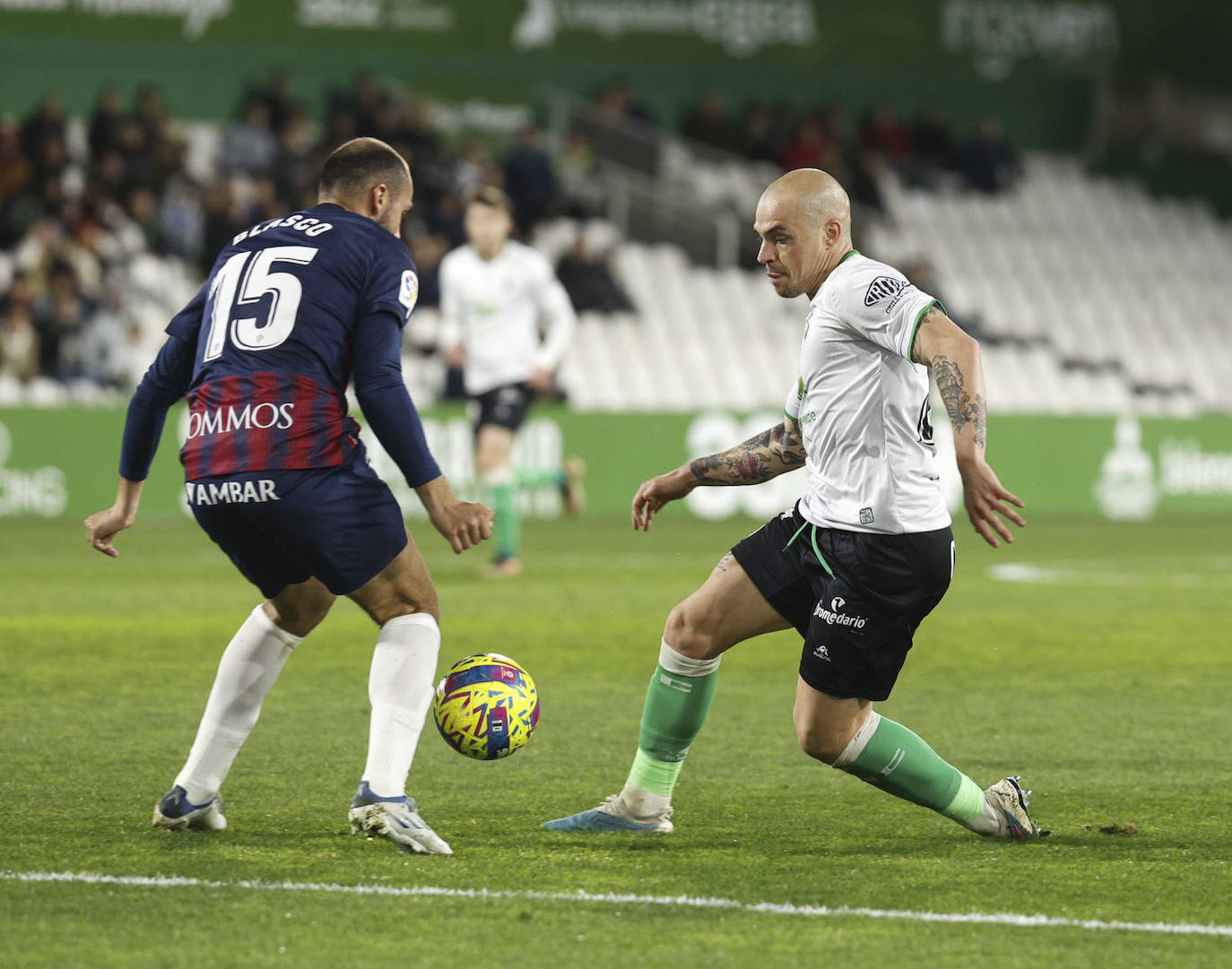 Jorge Pombo trata de superar la oposición de Blasco.