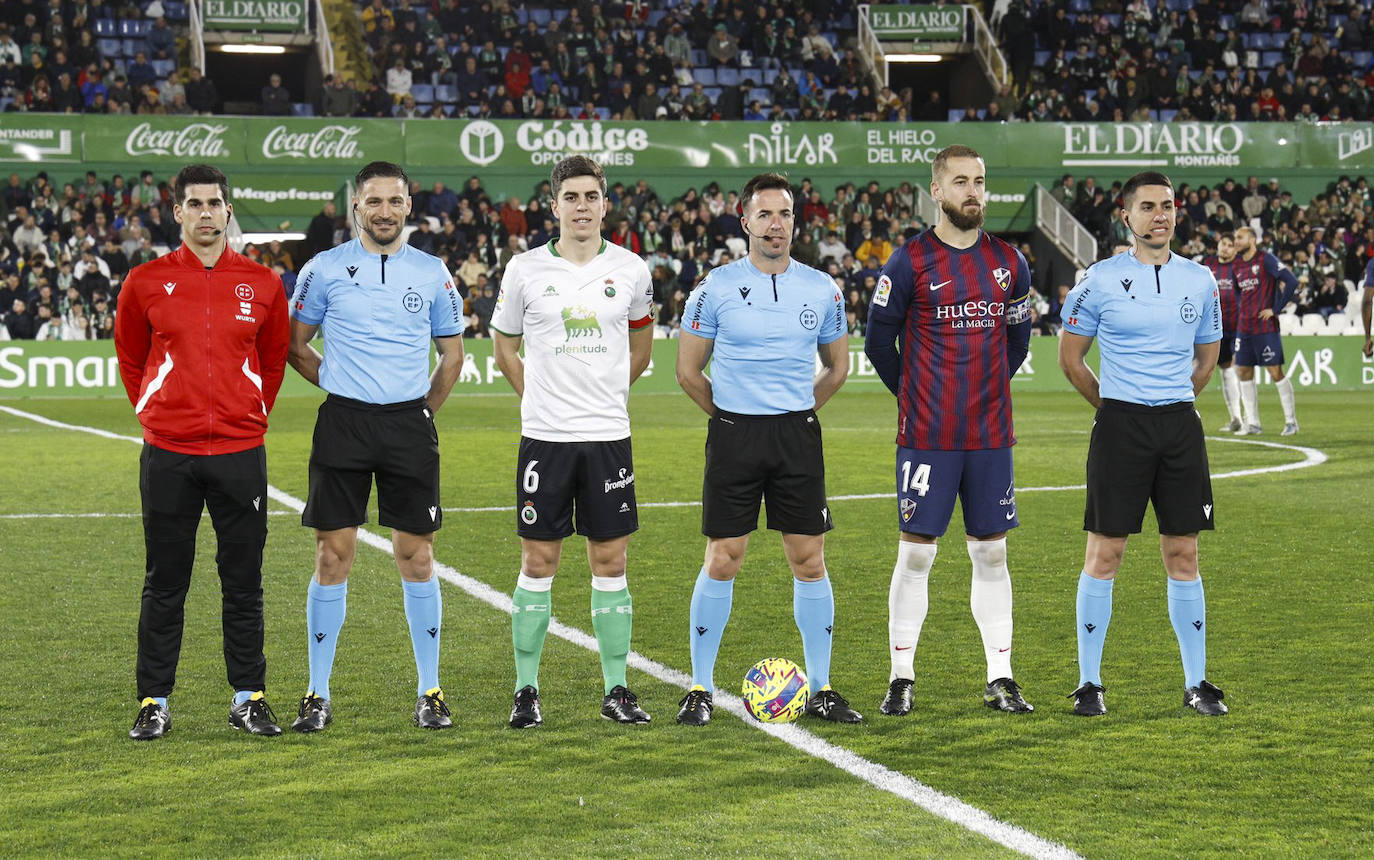 Los capitanes del Racing y el Huesca, Íñigo Sainz-Maza y Pulido, posan junto al cuarteto arbitral.