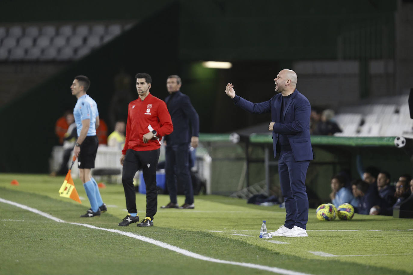 Jorge Pombo imparte instrucciones a sus futbolistas desde la banda de los Campos de Sport.
