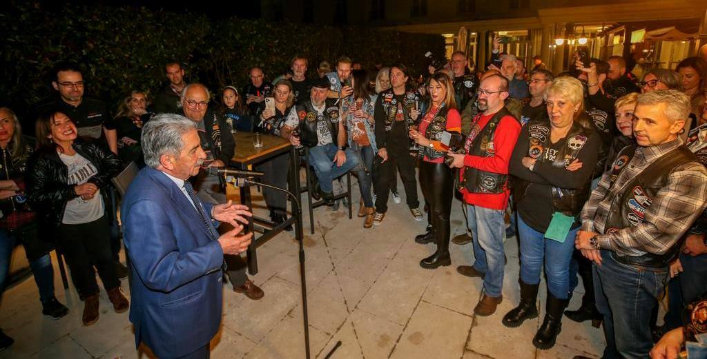 El presidente Revilla se dirige a los moteros venidos desde varios puntos de España.