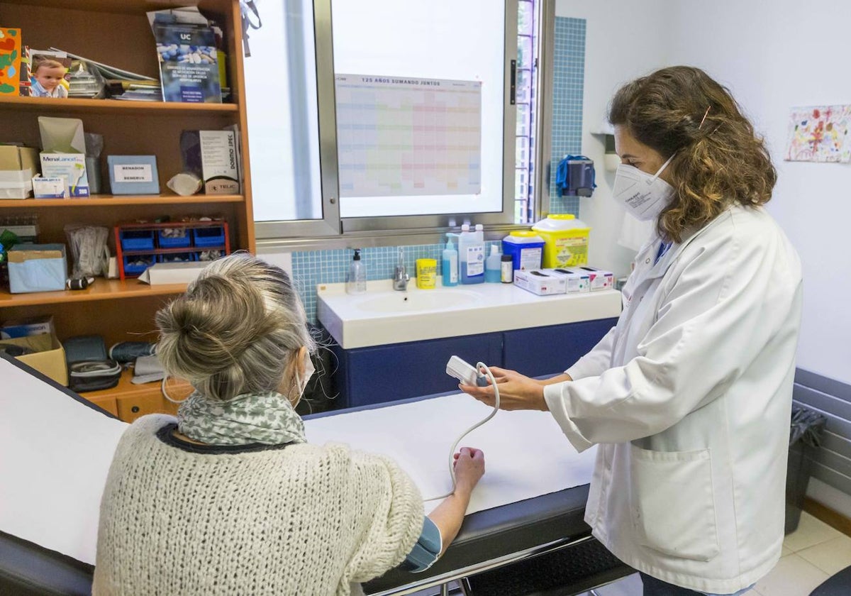 Imagen de archivo de una consulta de Atención Primaria a una paciente.