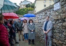 El nieto de la homenajeada acompañado de vecinos y políticos en el pasaje que ya se denomina Visitación Álvarez.