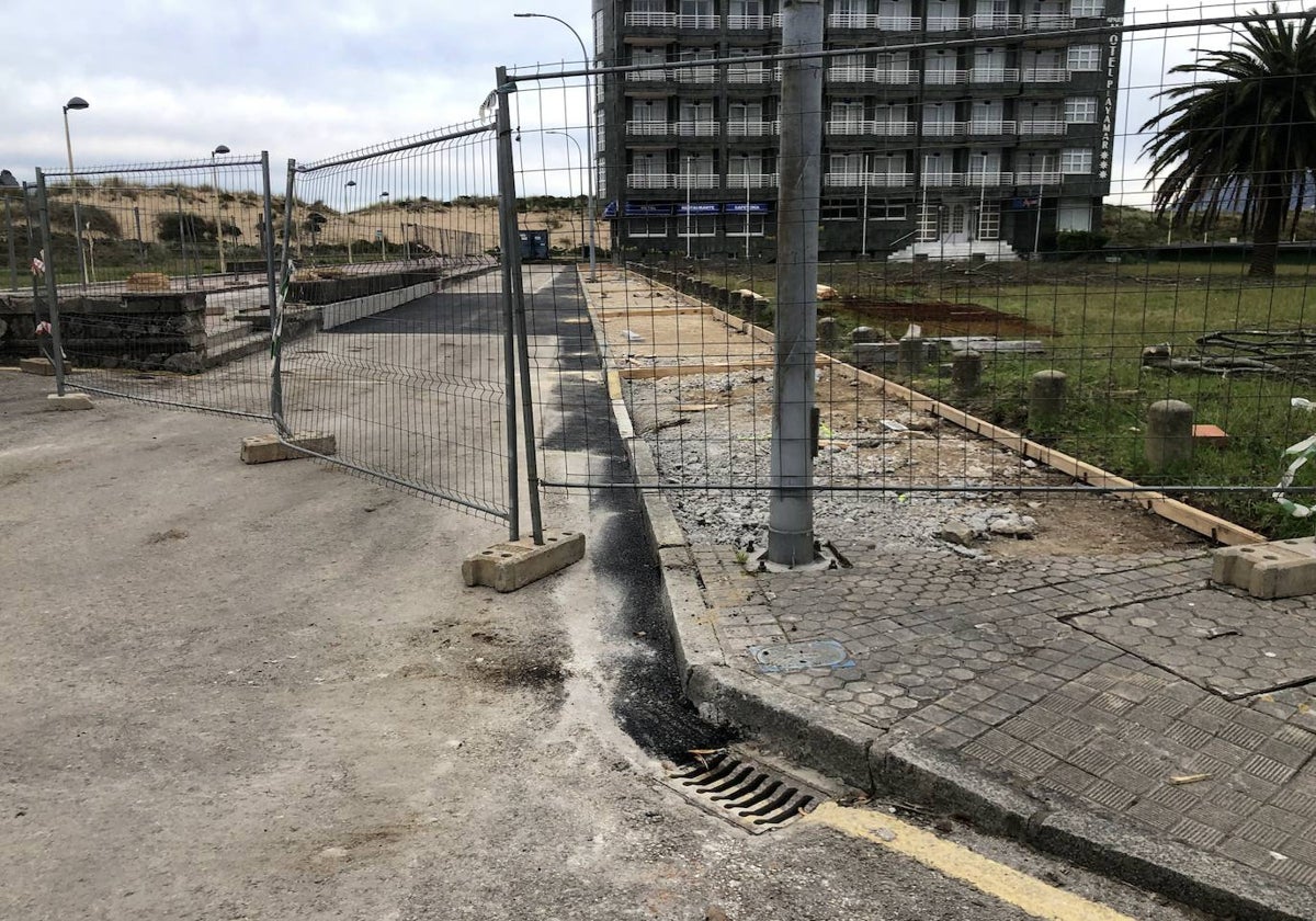 Las obras ya ejecutadas implicaron el levantamiento de las aceras en un tramo de la calle República de Puerto Rico de Laredo, justo al final del Paseo Marítimo.