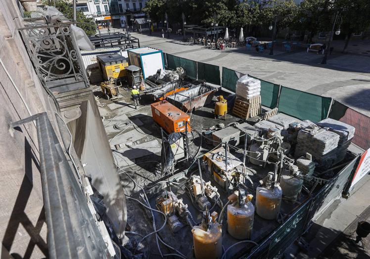 Acceso al Palacio municipal, vallado y colmado de máquinas para inyectar el cemento y consolidar el inmueble.