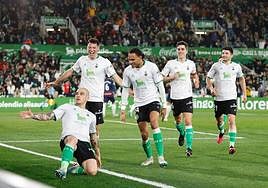 El Racing celebra su primer gol, aunque le duró poco la alegría