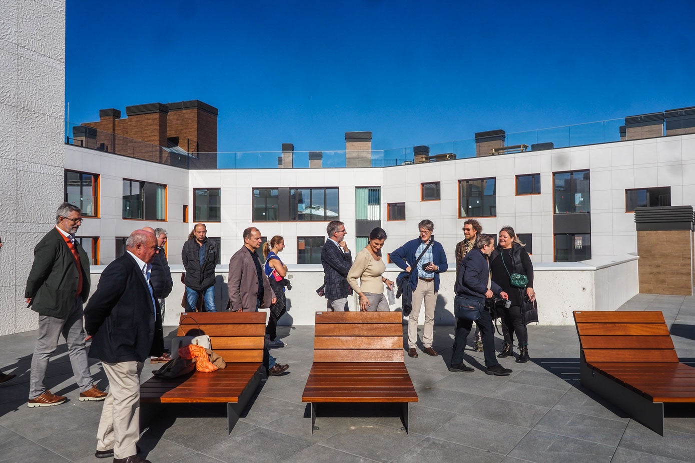 La alcaldesa, junto a concejales, técnicos de la Sociedad de Vivienda y Suelo y vecinos visitan el fin de las obras.