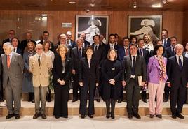 Retrato colectivo de Patronos de la Escuela de Música, tras su reunión en Madrid, bajo la presidencia de honor de la Reina doña Sofía.