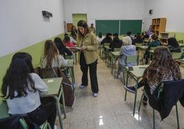 Alumnos de 1º de Bachillerato del IES Santa Clara, en Santander, se disponen a hacer la prueba piloto de la EBAU esta mañana.