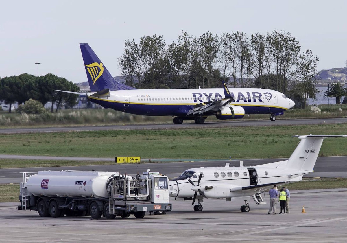Turismo dice que no renuncia a nuevas rutas aéreas pese a excluirlas del contrato