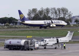 Un avión de Ryanair, al fondo, en la pista del Seve.