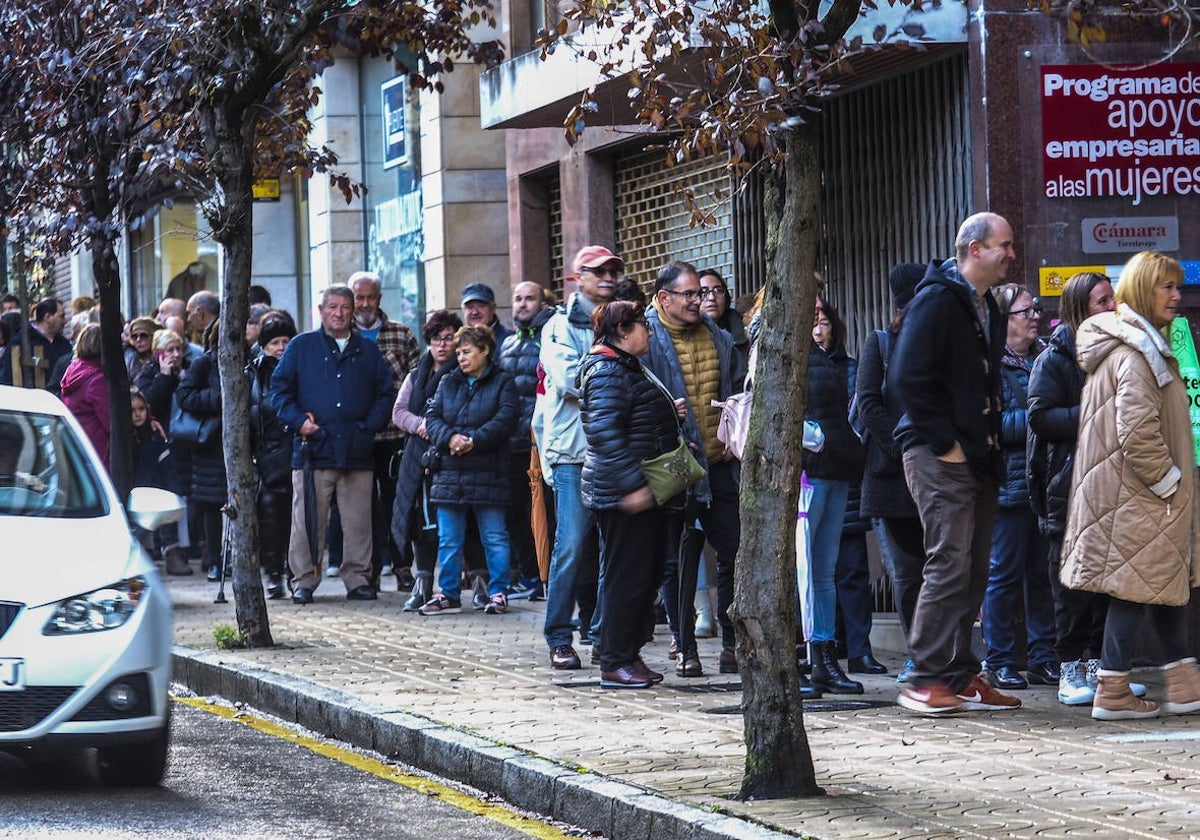 Colas para retirar bonos en la última campaña, celebrada en noviembre.