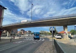 El puente que une el centro urbano de Camargo con la Plaza de los Pueblos será objeto de la actividad.