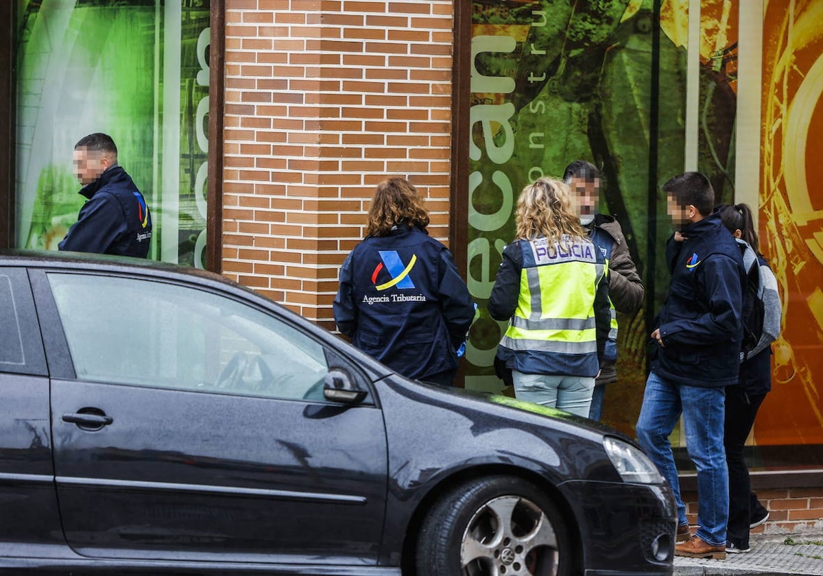 Los agentes de la Policía Nacional y la Agencia Tributaria, durante el registro a Rucecan el pasado 22 de febrero