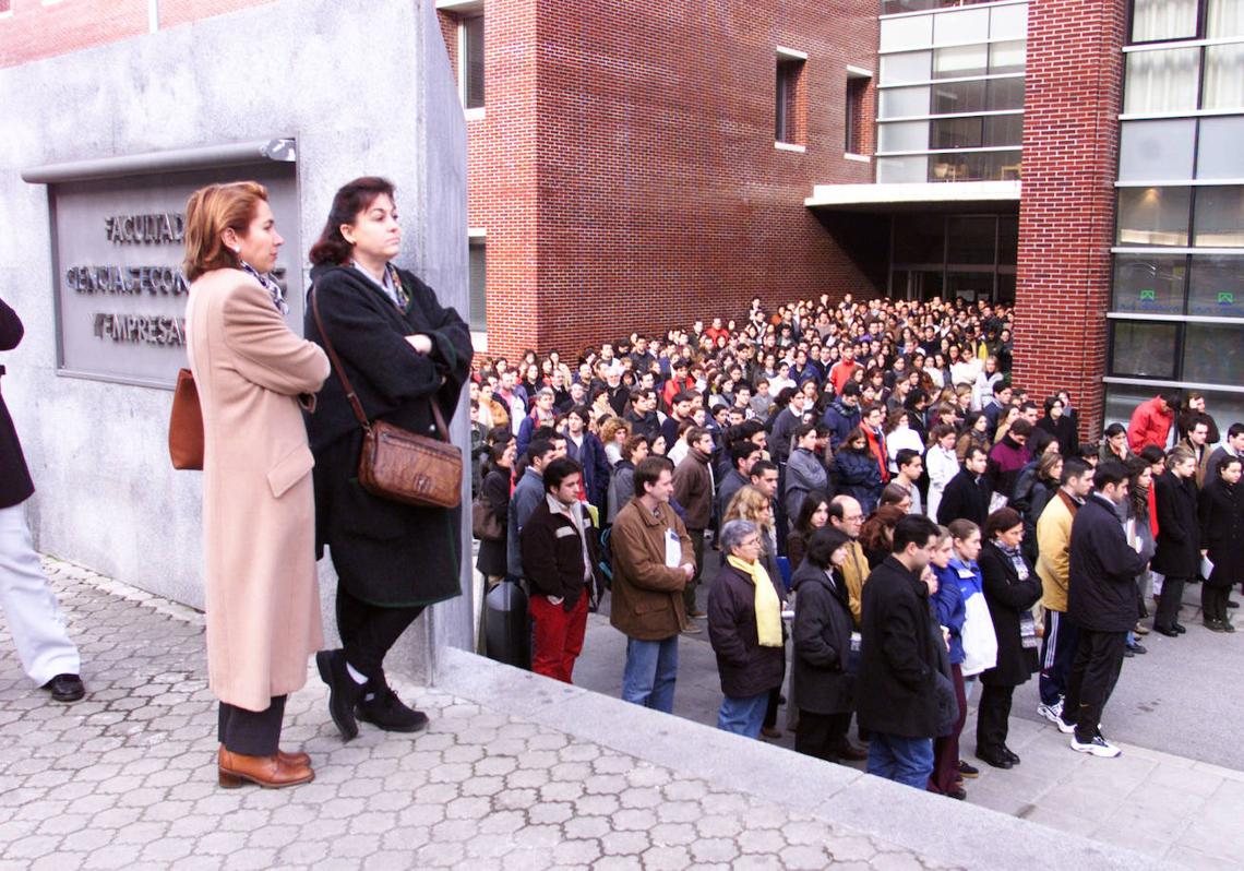 Imagen - La comunidad universitaria muestra su rechazo a la violencia de ETA en enero del año 2000.