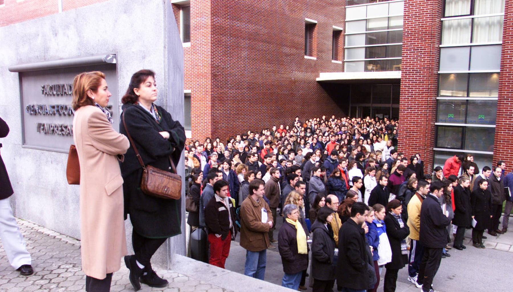 Imagen - La comunidad universitaria muestra su rechazo a la violencia de ETA en enero del año 2000.