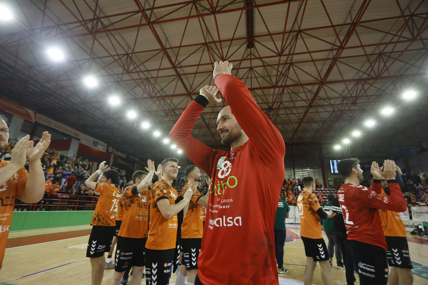 Los jugadores del Bathco Balonmano Torrelavega celebran su pase a la final.