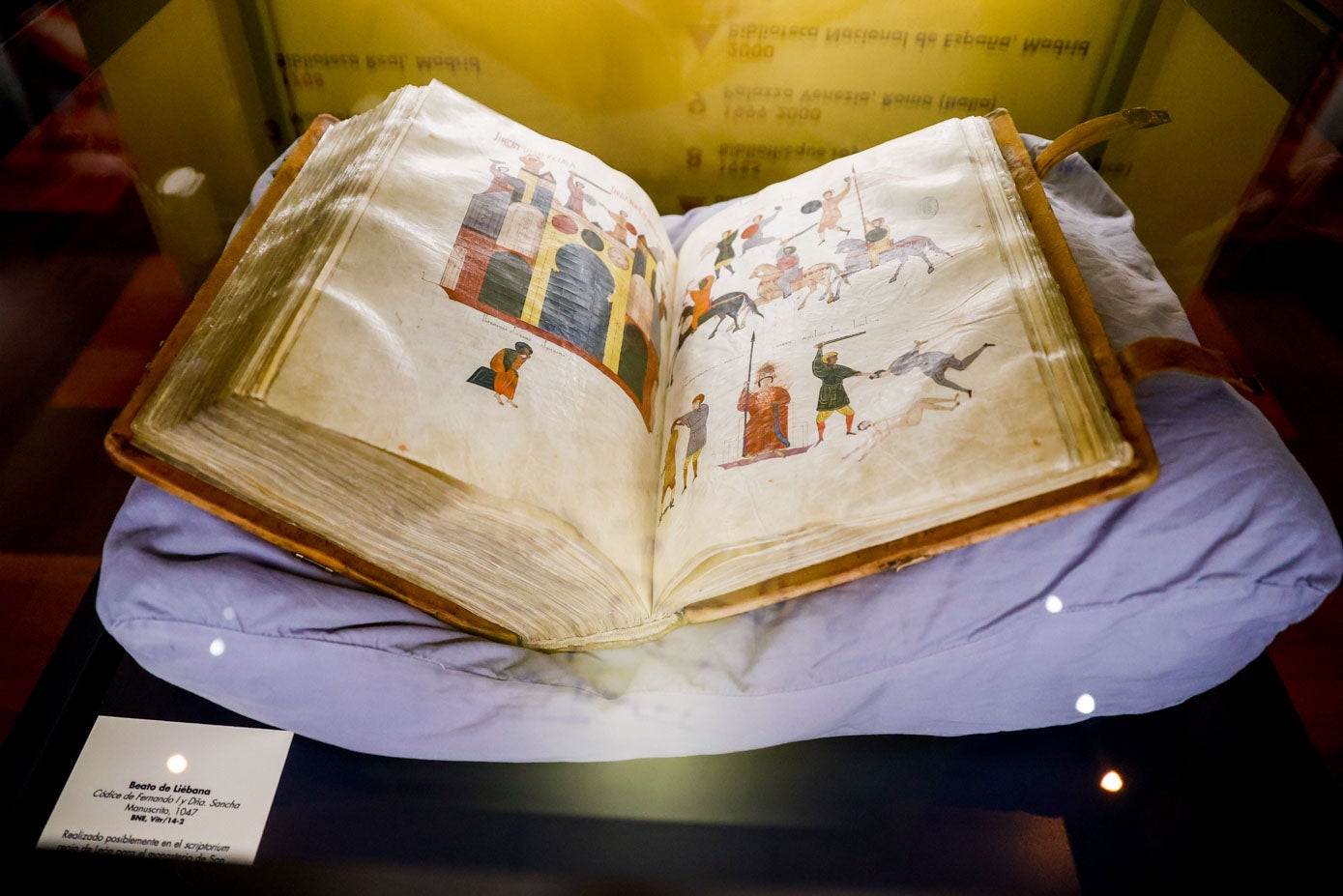 El Beato de Liébana original, en una urna de cristal la presentación de la exposición «Beato de Liébana. La fortuna del Códice de Fernando I y Sancha» este miércoles en la Biblioteca Nacional en Madrid