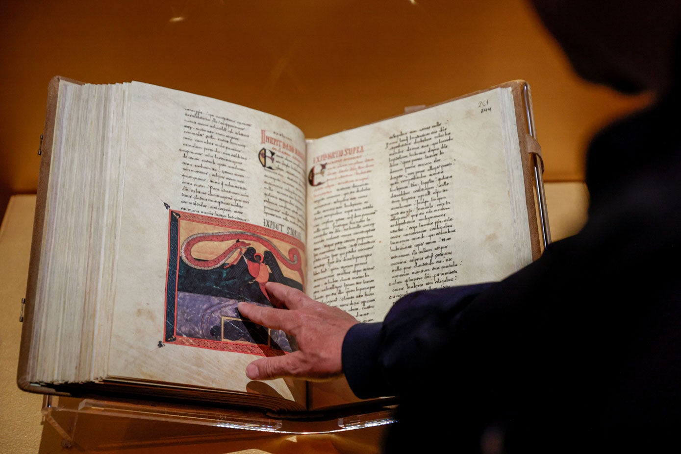 Un visitante ojea una réplica del Beato de Liébana en el que aparece «Terra incognita' como parte de la tierra sin explorar, durante la presentación de la exposición »Beato de Liébana. La fortuna del Códice de Fernando I y Sancha« este miércoles en la Biblioteca Nacional en Madrid.