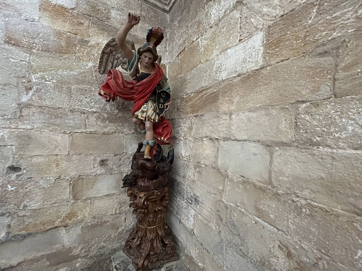 La imponente figura de un arcángel preside una de las esquinas de la capilla. 