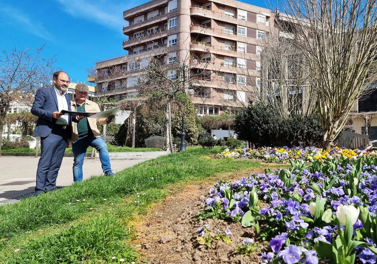 Urraca visita los jardines de Pequeñeces, este miércoles, en Torrelavega.