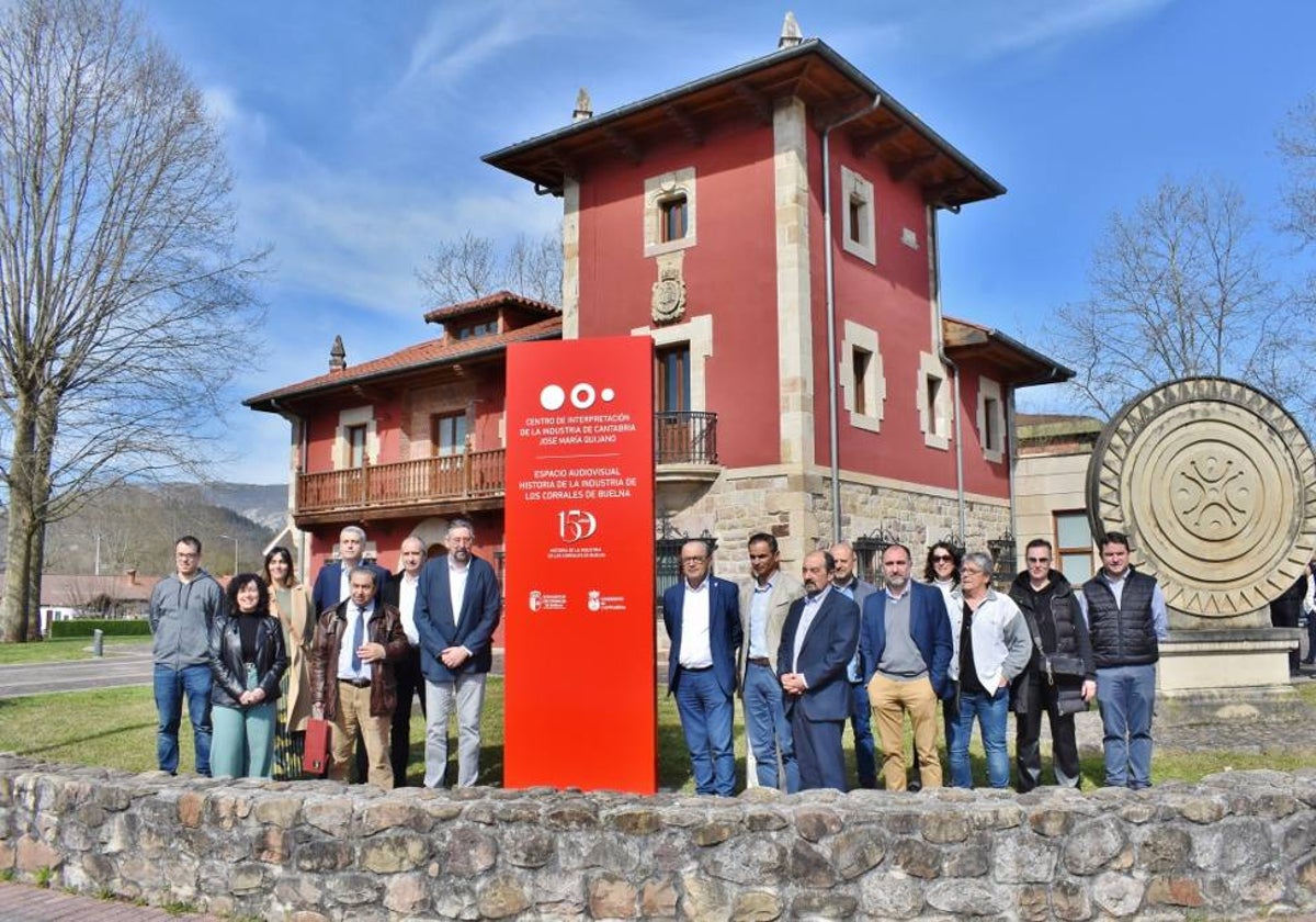 Un tótem en el exterior del edificio recuerda los 150 años del nacimiento de las empresas de José María Quijano.