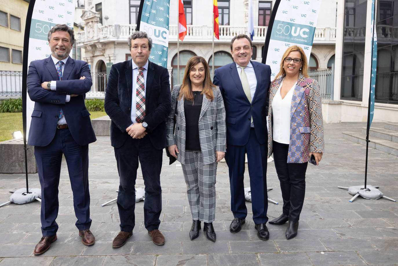 Cristóbal Palacio, portavoz de Vox en el Parlamento de Cantabria, Íñigo Fernández, portavoz del PP en el Parlamento de Cantabria, María José Sáenz de Buruaga, presidenta del PP en Cantabria, Félix de las Cuevas, senador por Cantabria del PP y Elena Castillo, diputada del PP.