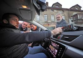 Un grupo de taxistas de Cabezón de la Sal, de charla.