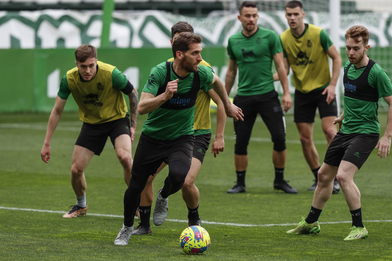 Fausto Tienza, junto a Peque, perseguido por Íñigo Sainz-Maza y Dani Fernández. 