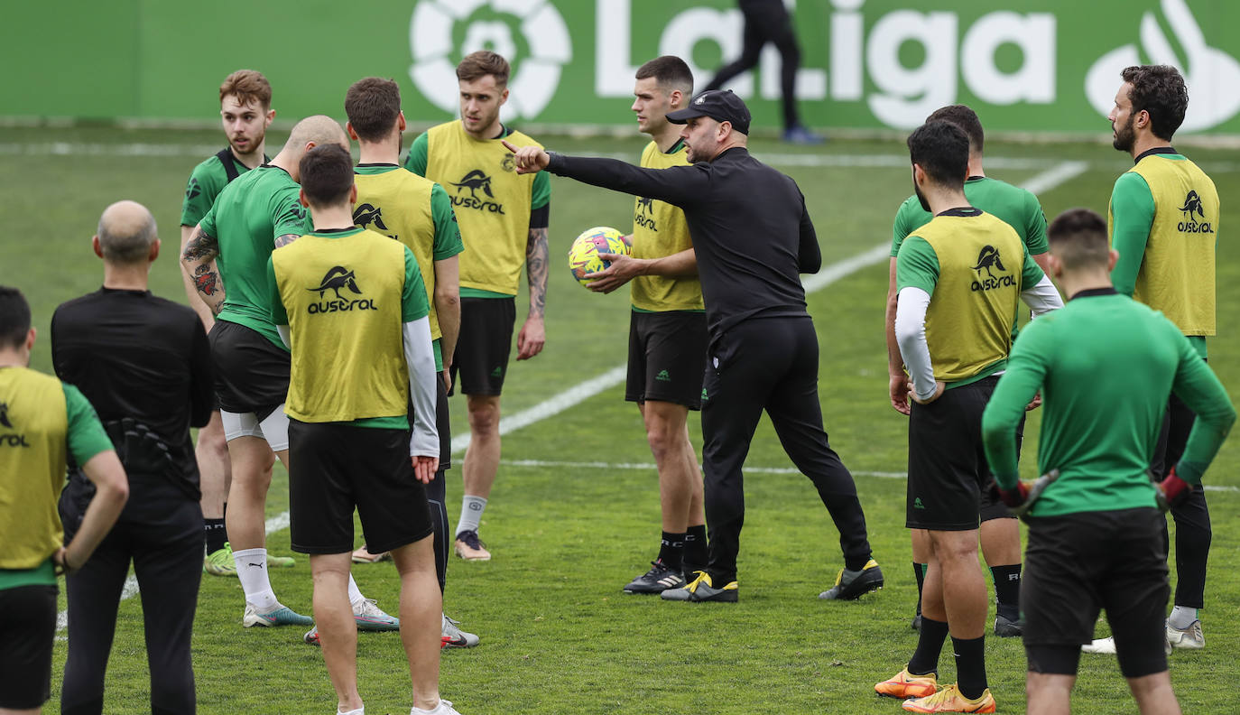 José Alberto da instrucciones a Mantilla, rodeado del resto de futbolistas. 