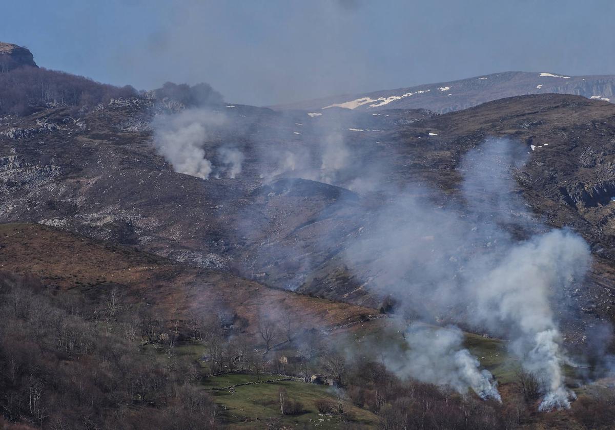 Un incendio activo esta mañana en la comarca del Alto Asón.