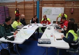 Efectivos trabajan en el Puesto de Mando Avanzado que se instaló en el polideportivo de Rubayo.