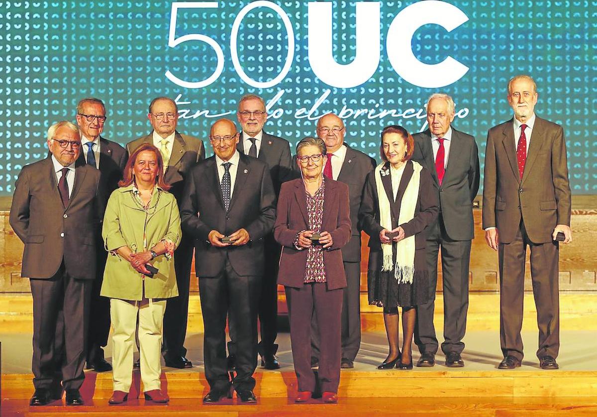 Rectores y familiares de los mismos fueron homenajeados nada más comenzar el acto.