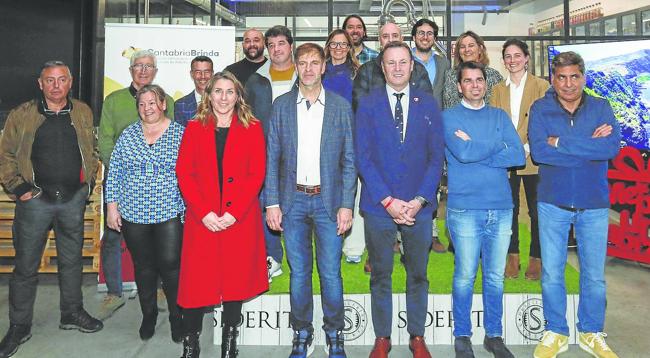 Foto de familia de los miembros de la Asociación que asistiron al acto y autoridades.