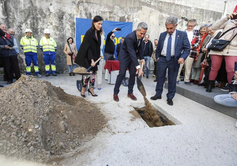 Gema Igual, Pablo Zuloaga pala en mano y Miguel Ángel Revilla.