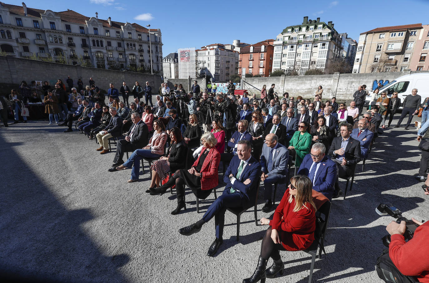 Asistentes al acto. En primera fila, varios miembros del Ejecutivo