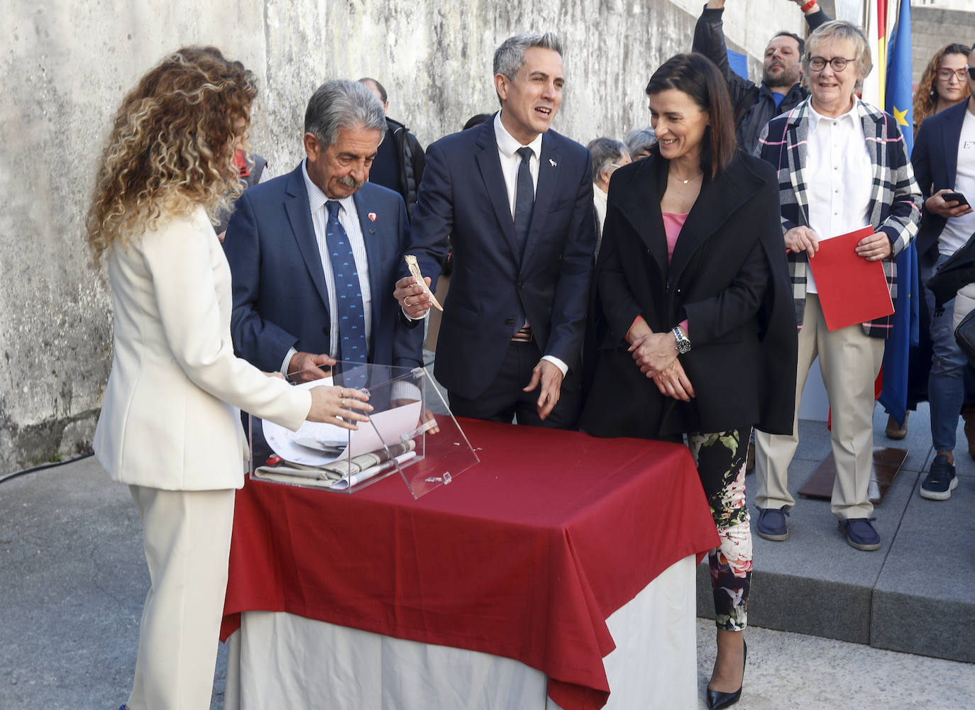 El vicepresidente, en el momento de colocar los objetos elegidos en la urna