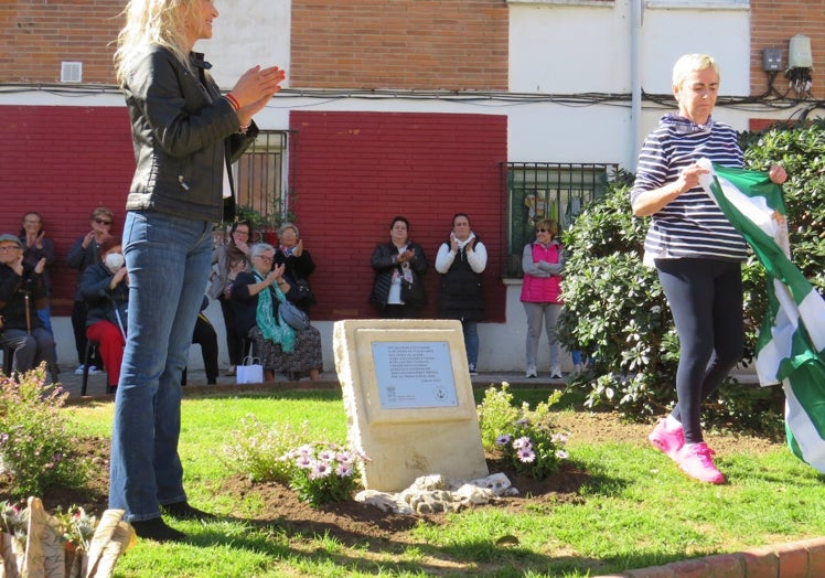 Luchy Dogén y Susana Herrán han descubierto una placa.