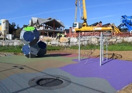 Las obras del nuevo parque infantil de Mortera avanzan a buen ritmo.