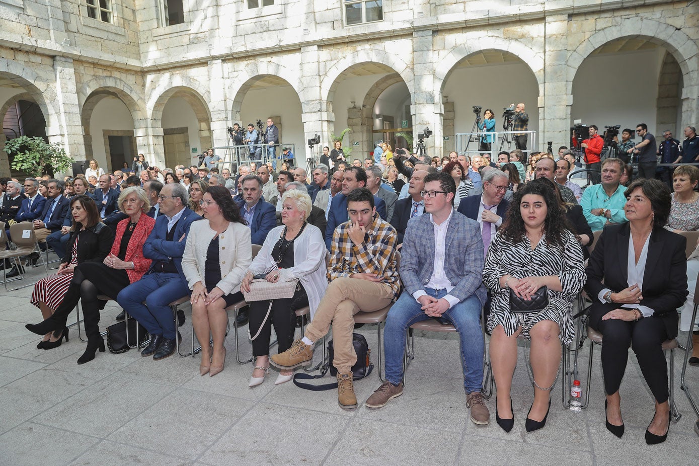 En primera fila miembros del Equipo de Gobierno como Ana Belén Álvarez, consejera de Economía; Marina Lombó, consejera de Educación y Javier López Marcano, consejero de Industria