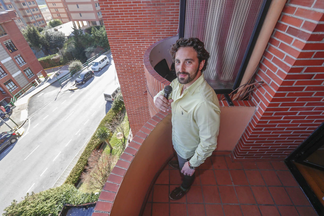 Ángel Benito, esta semana, en la terraza de su casa desde donde animaba a los vecinos con música.